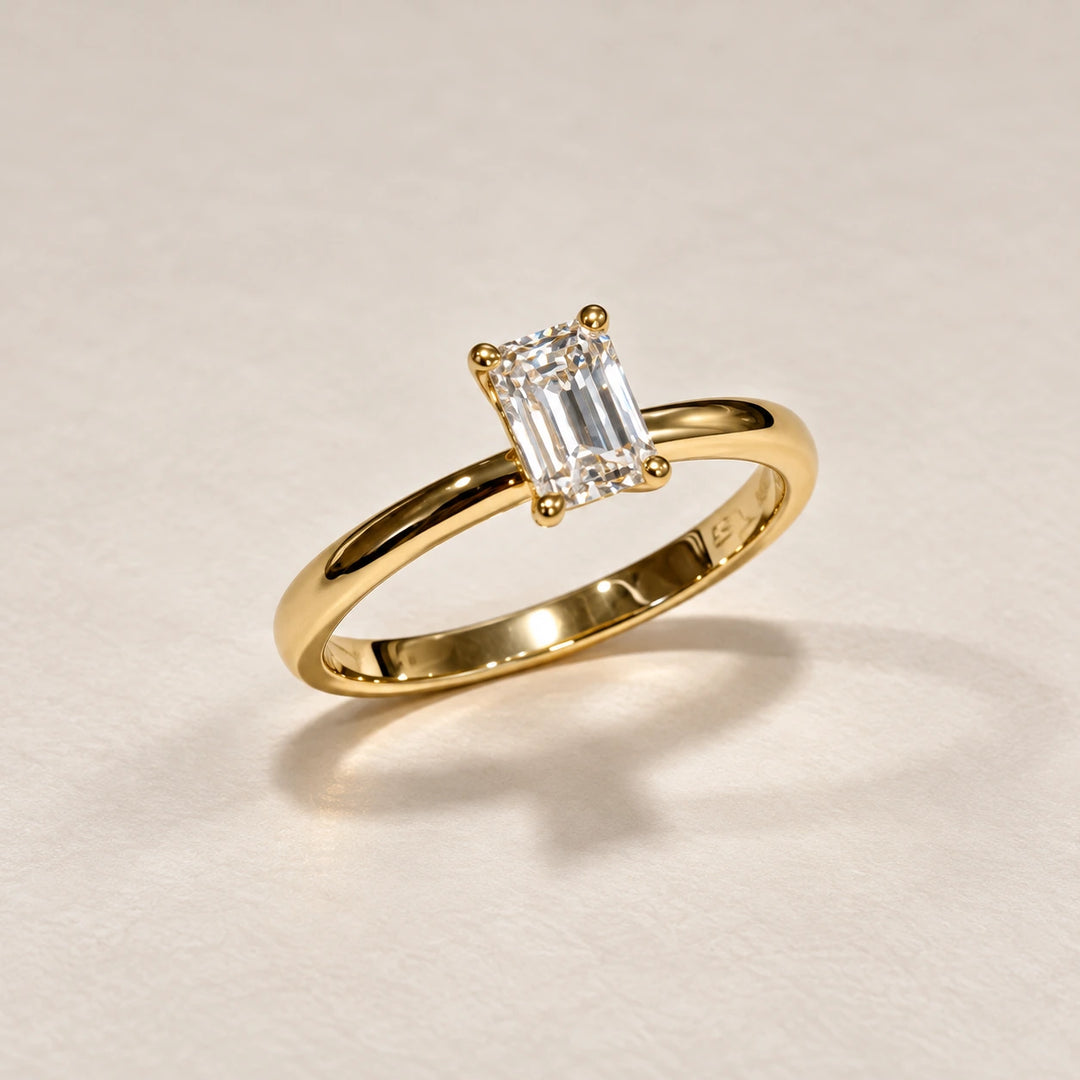 Petersen Jewels Solaris solitairering i 14 kt guld med 0,75 ct smaragdslibet labgrown diamant, set skråt forfra fra højre [ai-redigeret]