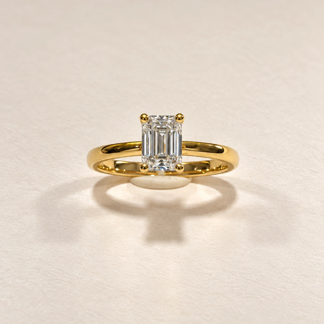 Petersen Jewels Solaris 1,00 ct labgrown diamantring i 14 kt guld set lige forfra, emerald cut centerdiamant [ai-redigeret]