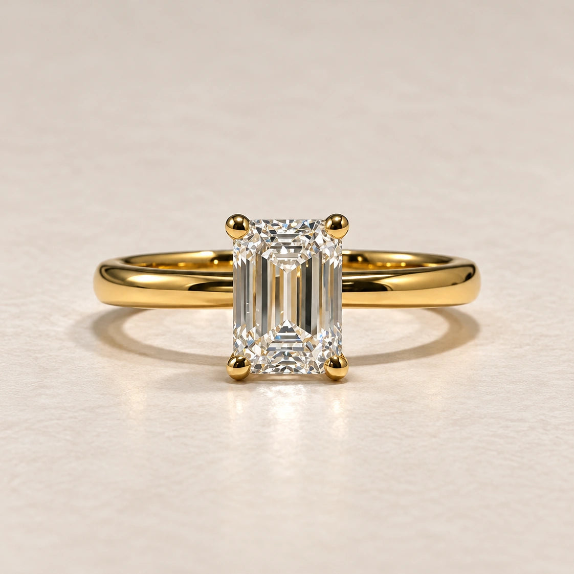 Petersen Jewels Solaris solitairering i 14 kt guld med 1,00 ct smaragdslibet labgrown diamant, set forfra med detalje af sten og blankpoleret ringskinne [ai-redigeret]