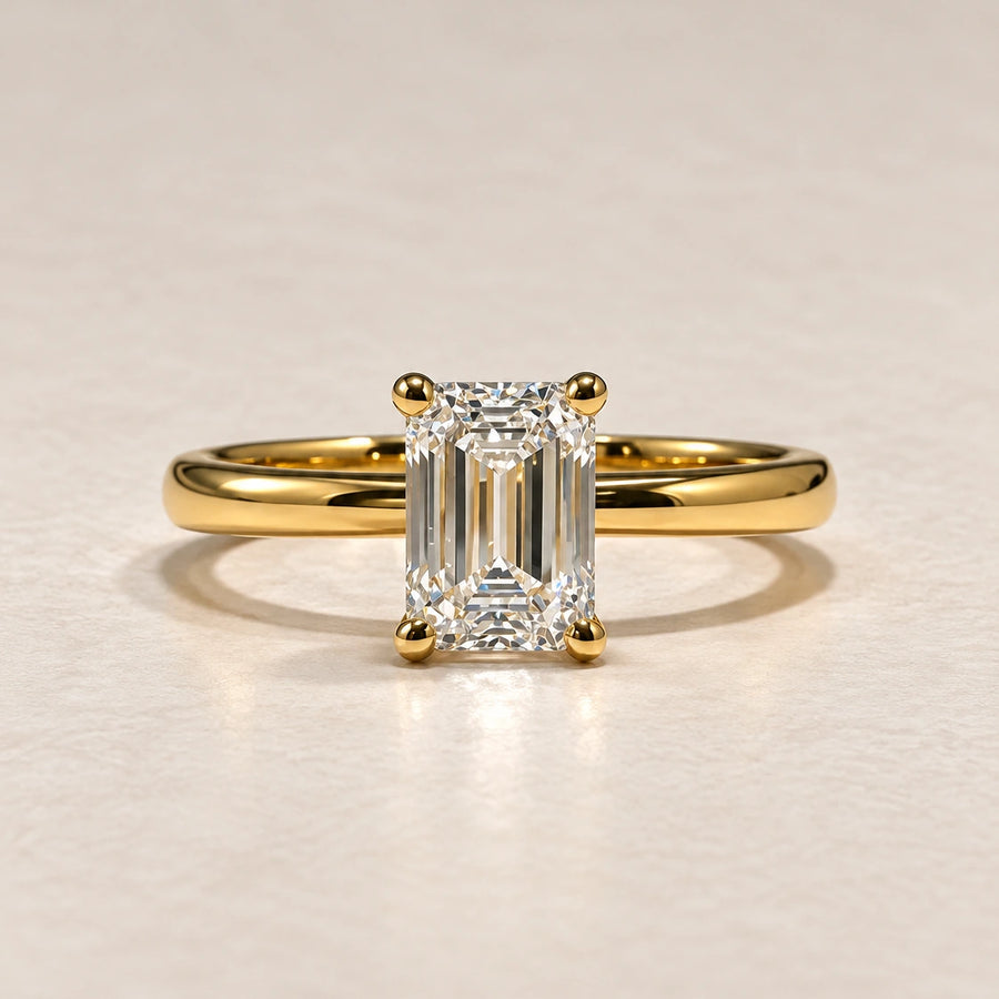Petersen Jewels Solaris solitairering i 14 kt guld med 1,00 ct smaragdslibet labgrown diamant, set forfra med detalje af sten og blankpoleret ringskinne [ai-redigeret]