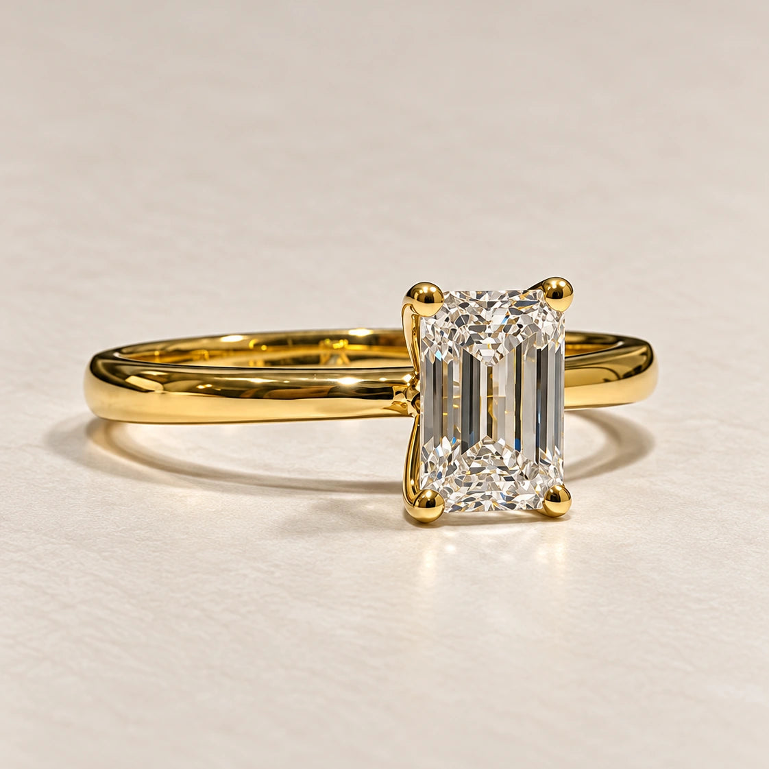 Petersen Jewels Solaris solitairering med 1,00 ct smaragdslibet labgrown diamant, perspektiv fra siden og blank guldringskinne [ai-redigeret]