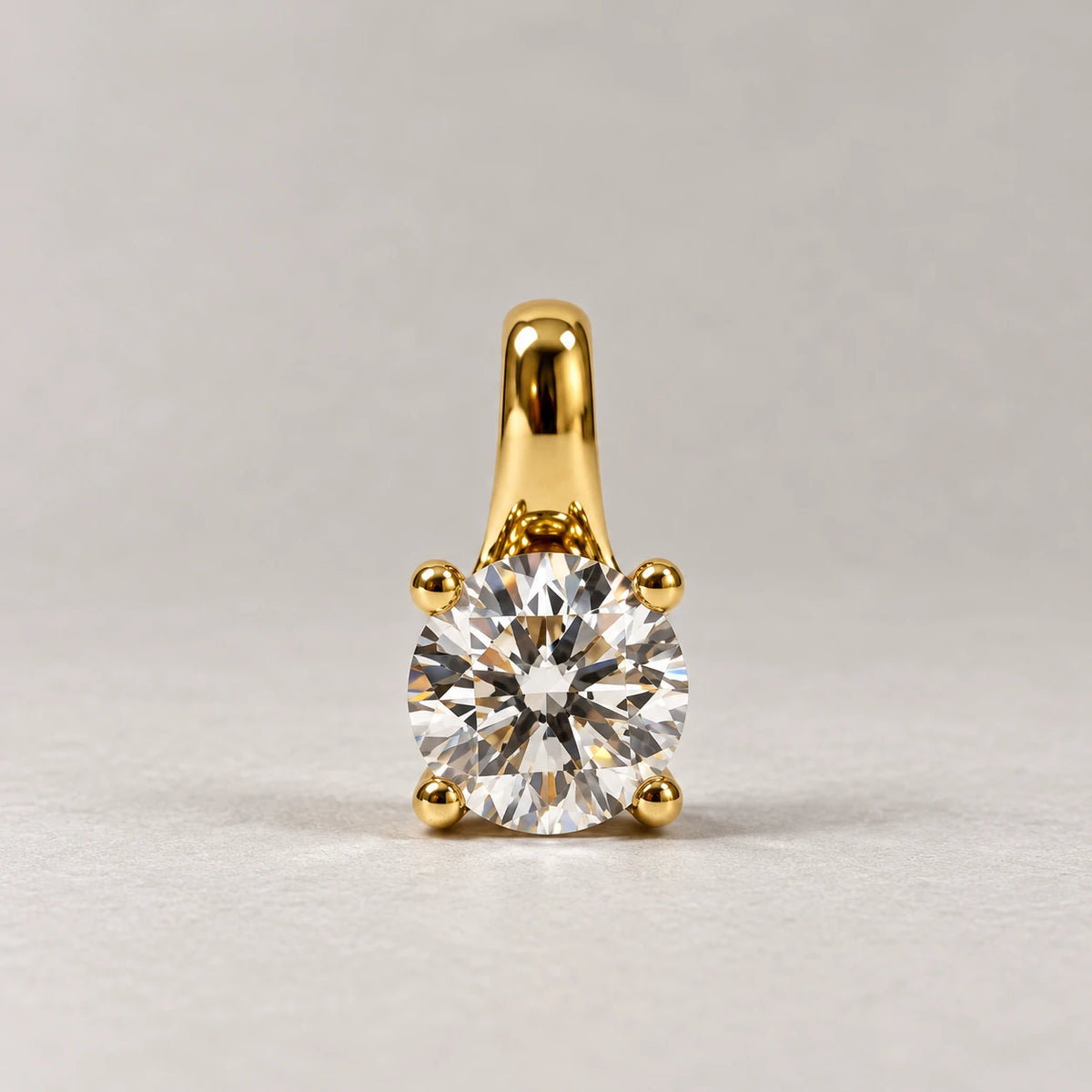 Petersen Jewels Solaris diamantvedhæng i 14 kt guld med en rund labgrown diamant på 0,75 ct, set forfra uden kæde [ai-redigeret]