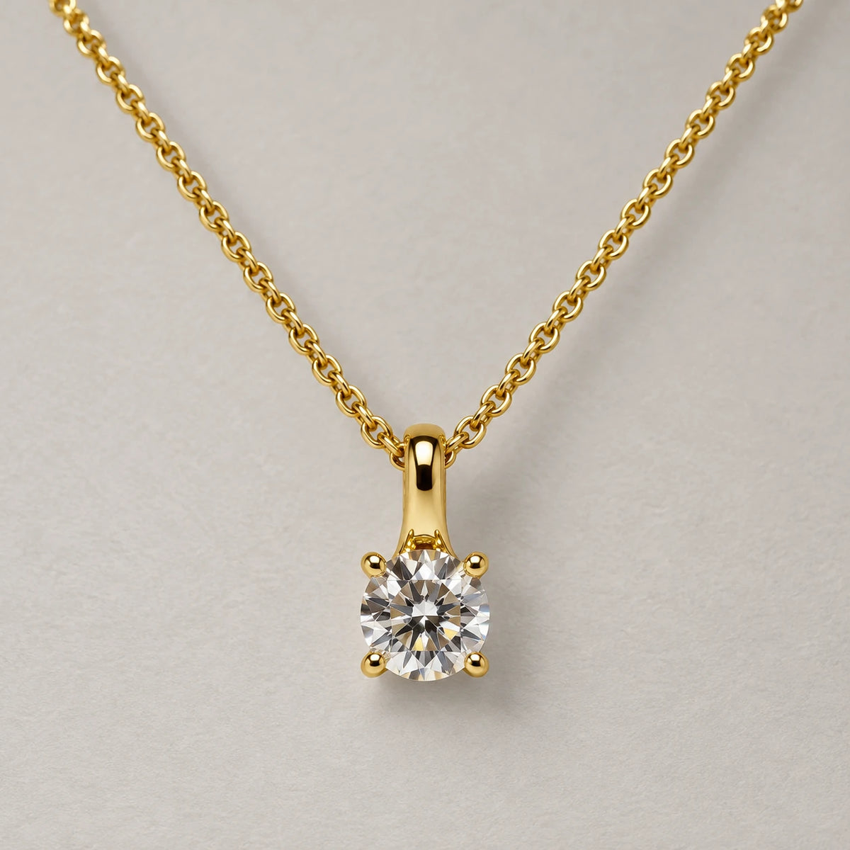 Petersen Jewels Solaris vedhæng i 14 kt guld med rund 0,75 ct labgrown diamant, vist på kæde der ikke medfølger [ai-redigeret]