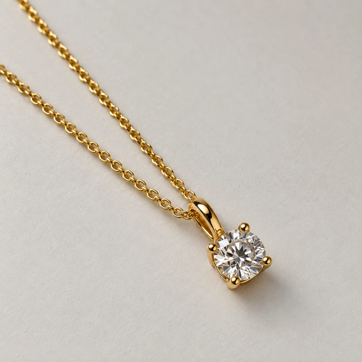 Petersen Jewels Solaris guldvedhæng med 0,75 ct rund labgrown diamant, vist med kæde som kun er til illustration og ikke medfølger [ai-redigeret]