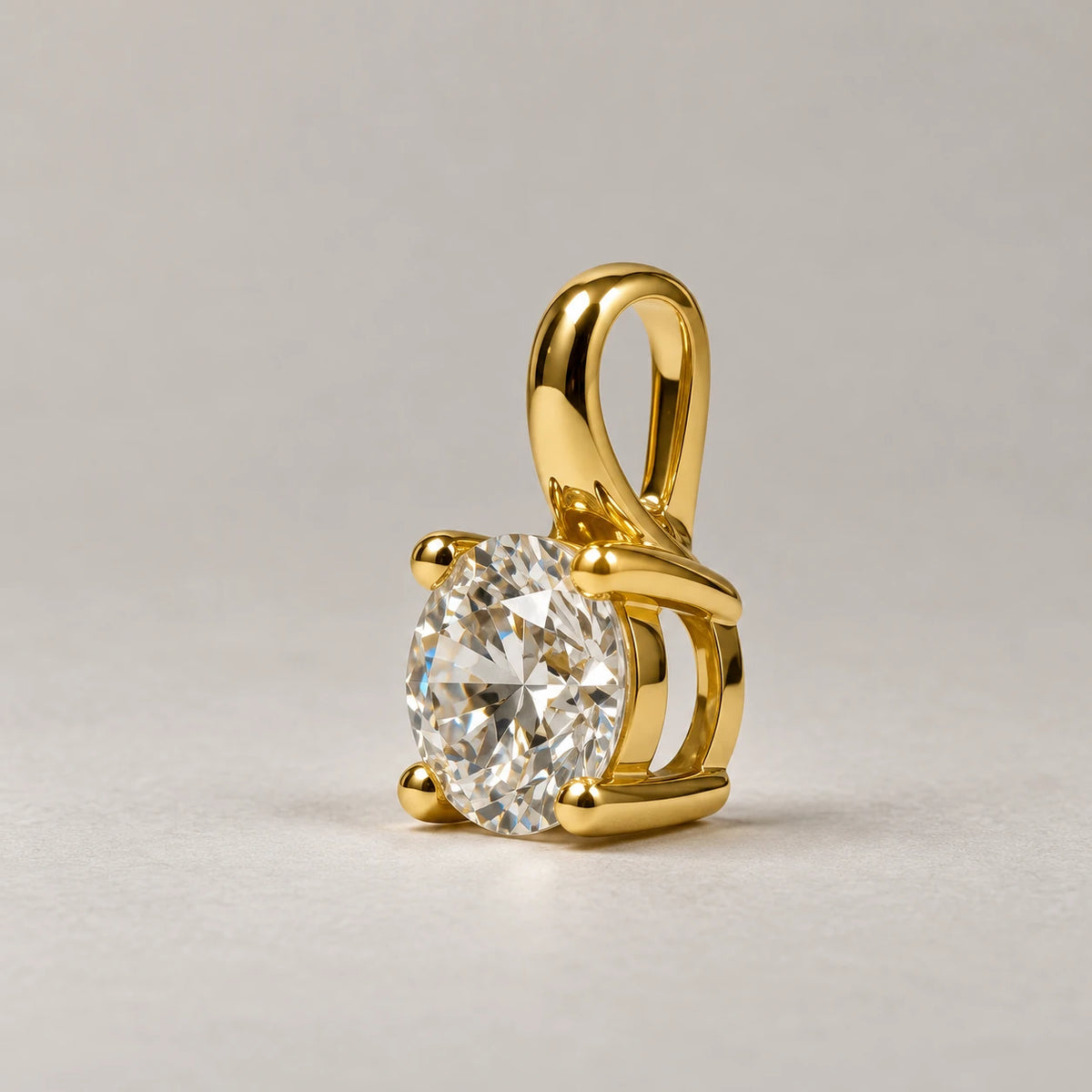 Sideprofil af Petersen Jewels Solaris vedhæng i 14 kt guld med 0,75 ct labgrown diamant og åben firegriberfatning [ai-redigeret]