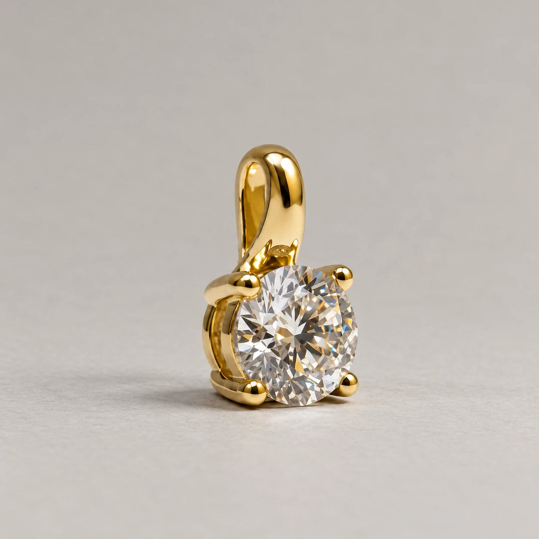 Petersen Jewels Solaris vedhæng i 14 kt guld med en rund 0,75 ct labgrown diamant, vist fra skrå vinkel uden kæde [ai-redigeret]