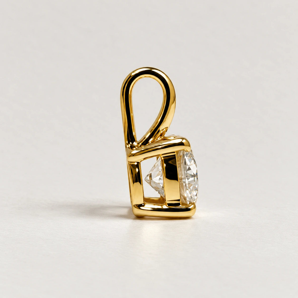 Sideprofil af Solaris 1,00 ct labgrown diamantvedhæng i 14 kt guld med synlig åben fatning og øsken [ai-redigeret]