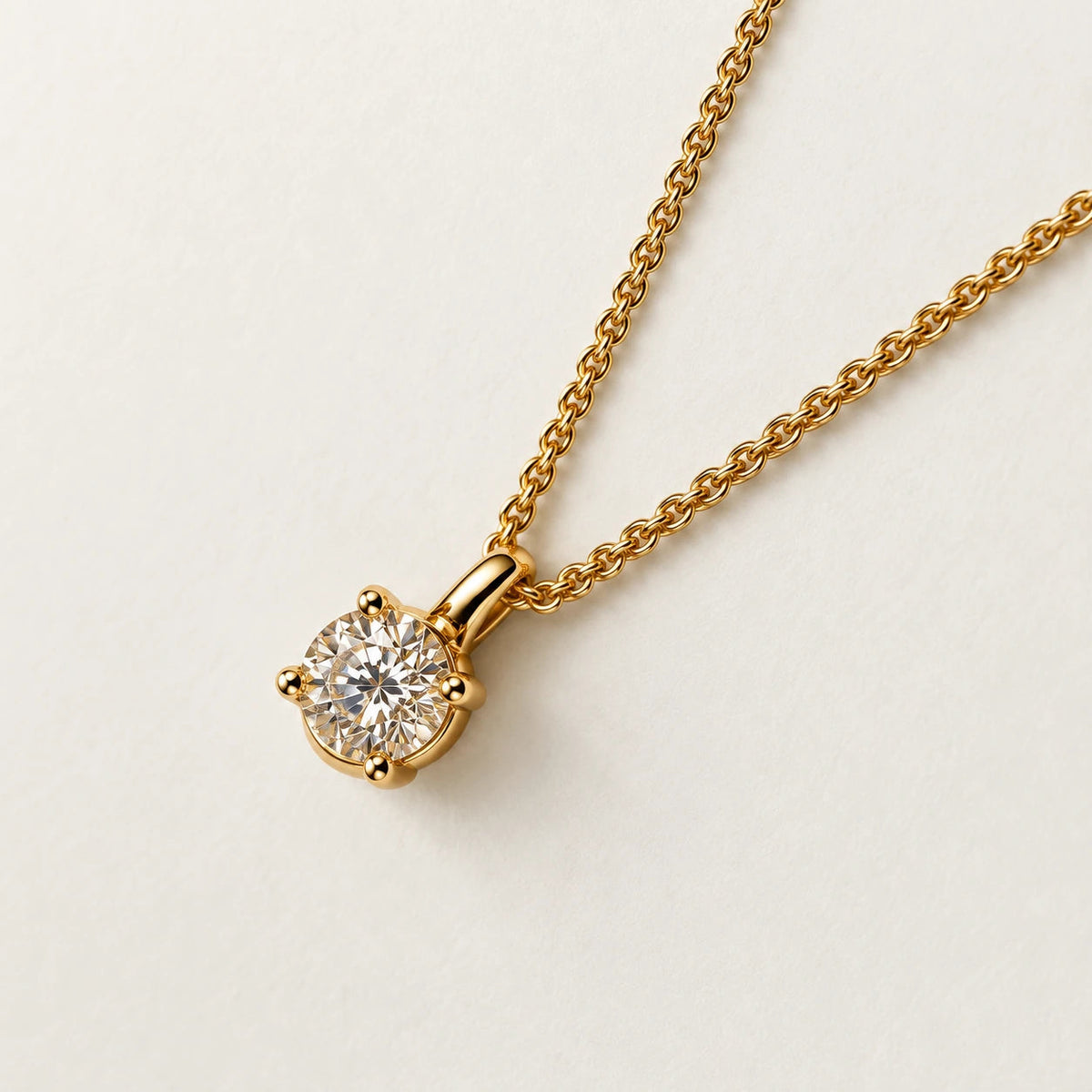 Petersen Jewels Solaris vedhæng i 14 kt guld med 1,00 ct rund labgrown diamant, skrå vinkel med kæde der ikke medfølger [ai-redigeret]