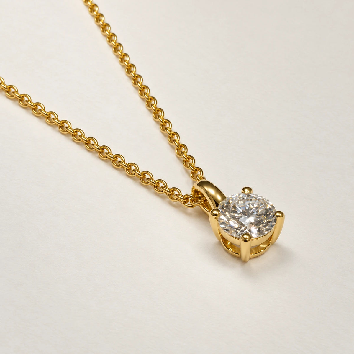 Nærbillede af Petersen Jewels Solaris vedhæng med 1,00 ct rund labgrown diamant og åben griberfatning i 14 kt guld [ai-redigeret]