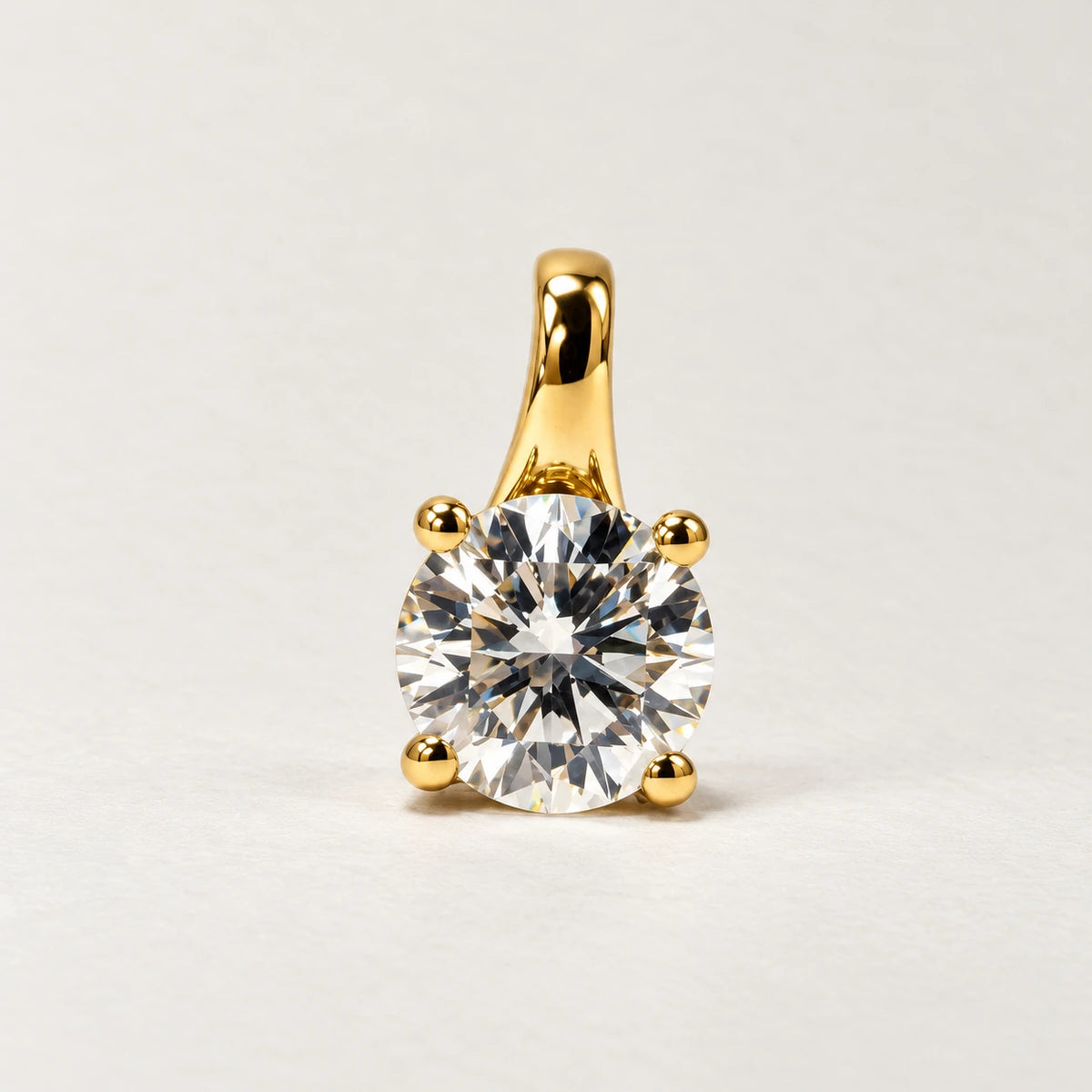 Petersen Jewels Solaris diamantvedhæng i 14 kt guld med 1,00 ct rund labgrown diamant, set direkte forfra uden kæde [ai-redigeret]