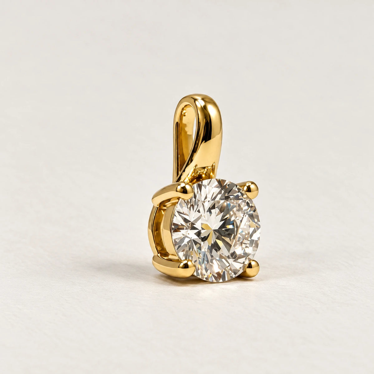 Solaris diamantvedhæng fra Petersen Jewels i blankpoleret 14 kt guld med 1,00 ct labgrown diamant, skrå produktvinkel [ai-redigeret]