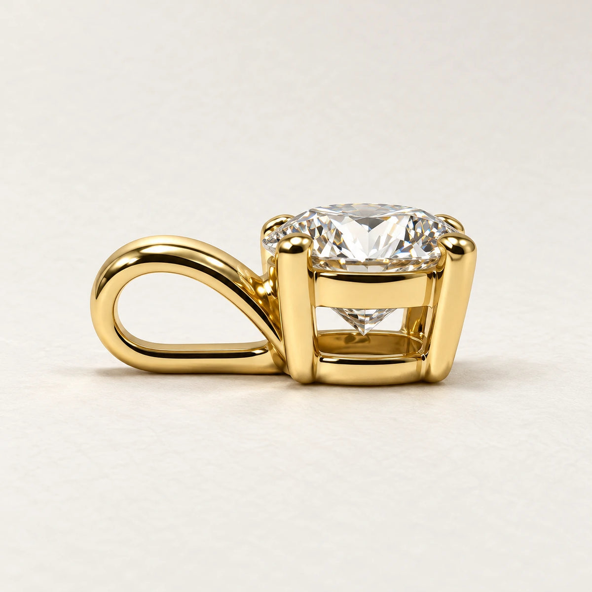 Petersen Jewels Solaris vedhæng i 14 kt guld med 1,00 ct labgrown diamant, set liggende fra siden med diamantfatning og øsken [ai-redigeret]