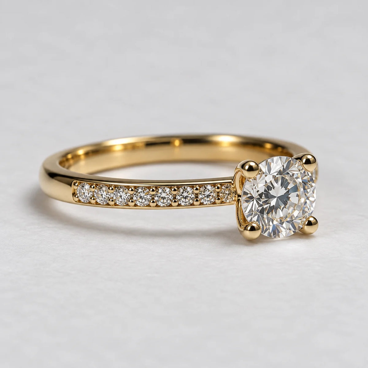 Petersen Jewels 14 kt guldring med rund labgrown centerdiamant på 0,75 ct og diamanter langs ringskinnen, højre sideprofil [ai-redigeret]
