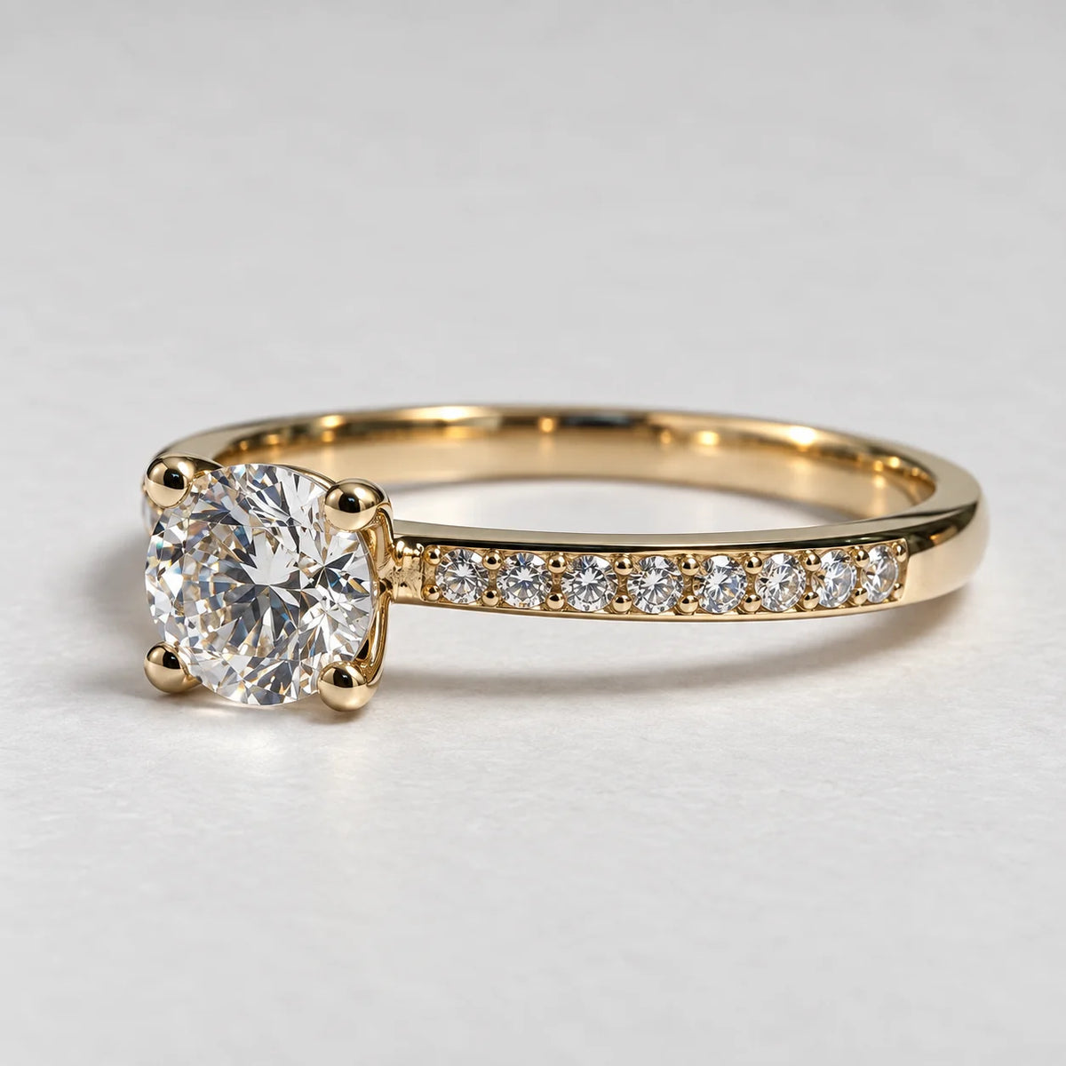 Petersen Jewels solitairering med 0,75 ct labgrown centersten og syv mindre diamanter i hver side, venstre sideprofil [ai-redigeret]