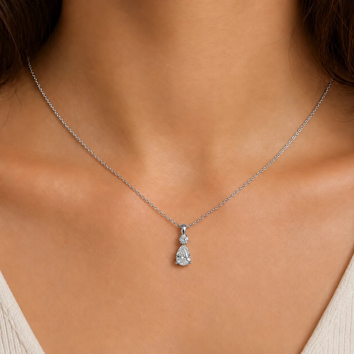 Petersen Jewels Starlight vedhæng i 14 kt hvidguld med 1,20 ct labgrown diamanter på model [ai-redigeret]