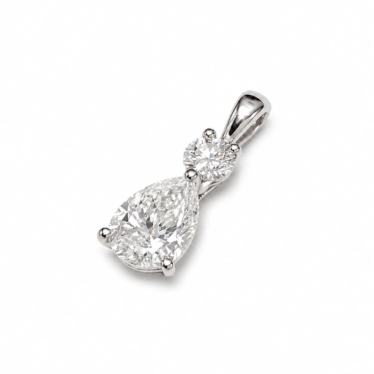 Petersen Jewels Starlight vedhæng i 14 kt hvidguld med 1,20 ct labgrown diamanter set fra vinkel [ai-redigeret]