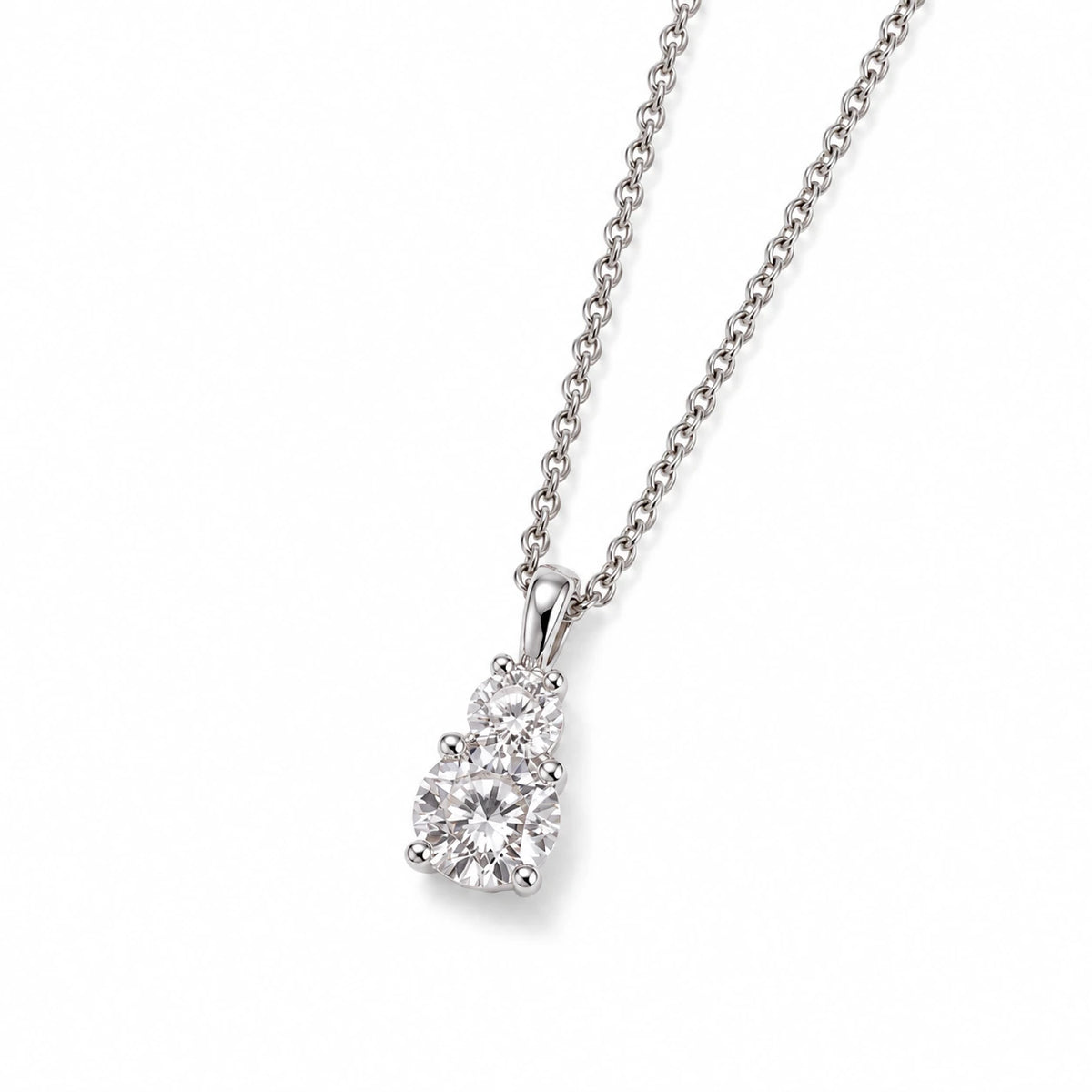 Petersen Jewels Starlight vedhæng i 14 kt hvidguld med 1,00 ct labgrown diamanter vist med kæde [ai-redigeret]