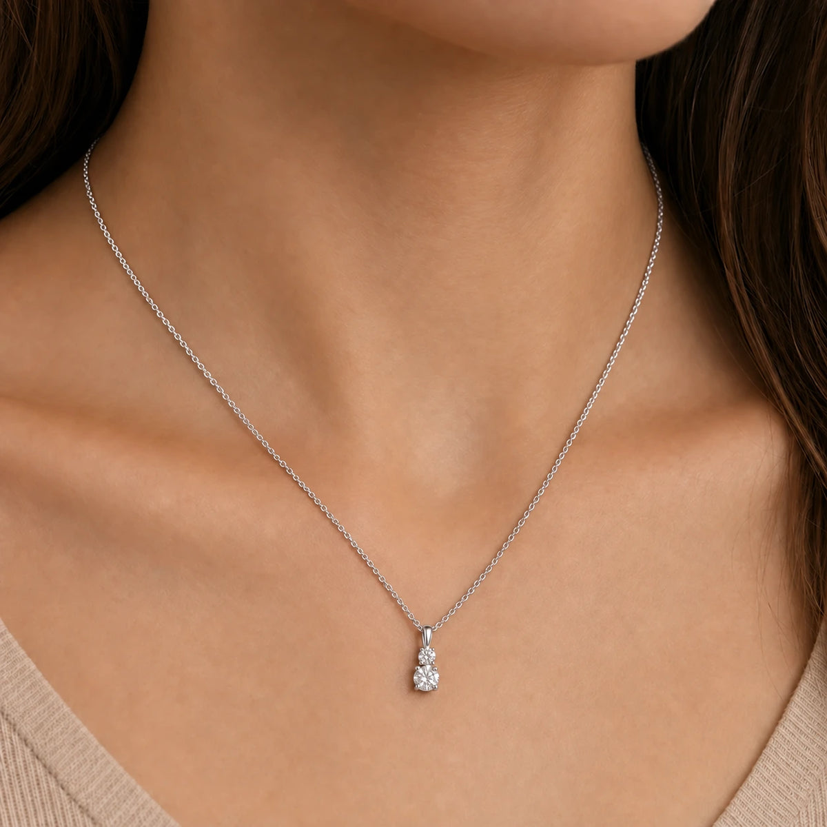Petersen Jewels Starlight vedhæng i 14 kt hvidguld med 1,00 ct labgrown diamanter på model [ai-redigeret]