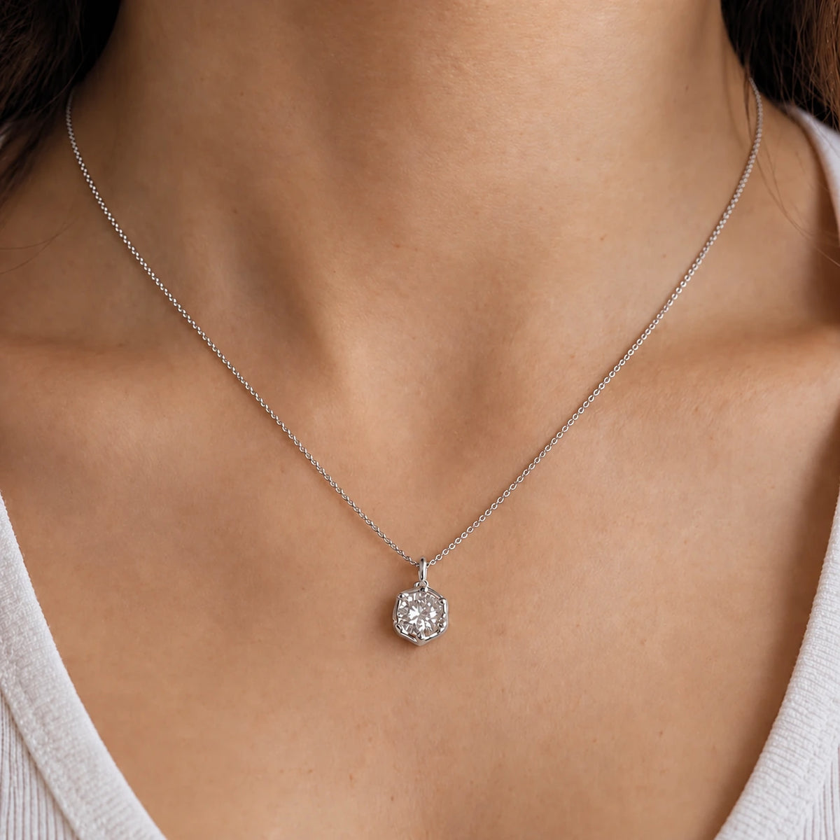 Petersen Jewels Stella vedhæng i 14 kt hvidguld med 0,75 ct labgrown diamant båret på model [ai-redigeret]