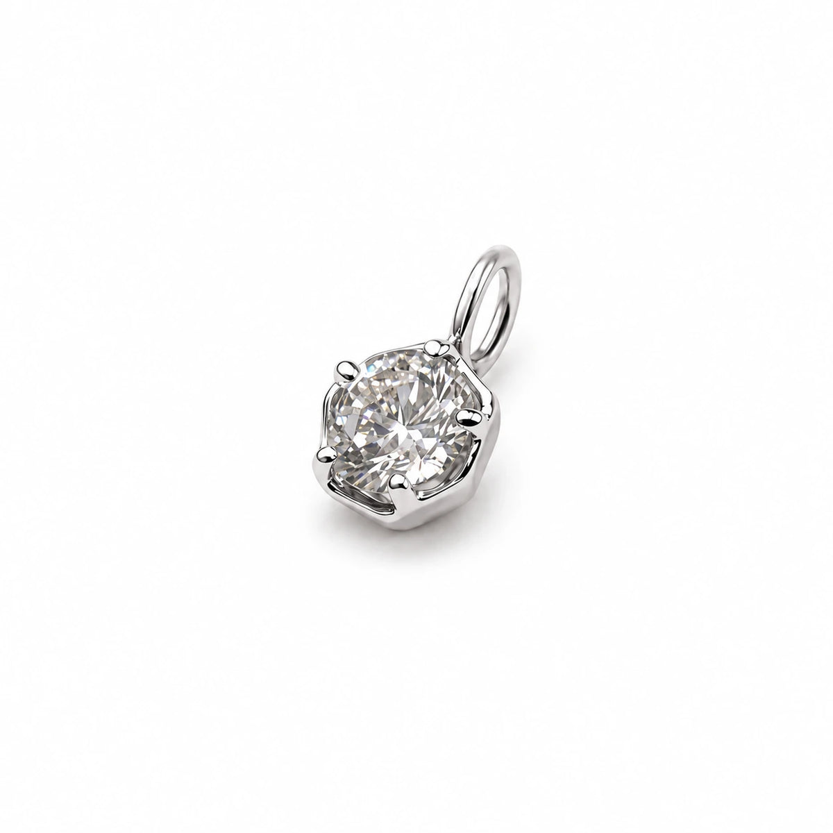 Petersen Jewels Stella diamantvedhæng i 14 kt hvidguld set fra skrå vinkel [ai-redigeret]