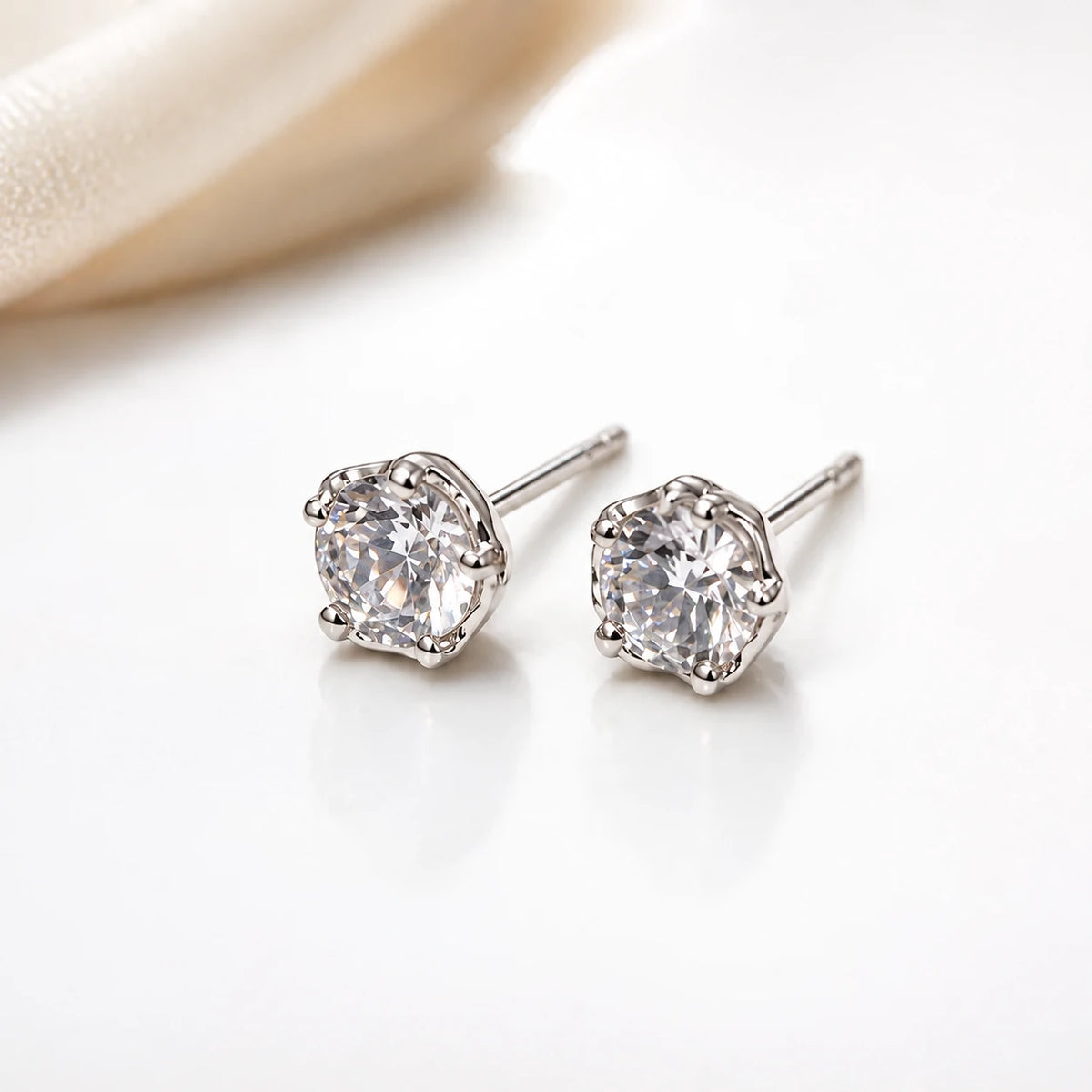 Petersen Jewels Stella ørestikker i 14 kt hvidguld med 1,00 ct labgrown diamanter i miljø [ai-redigeret]