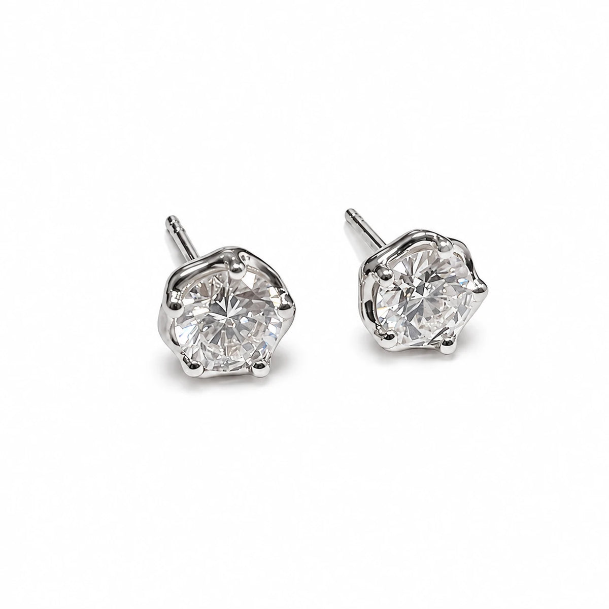 Petersen Jewels Stella ørestikker i 14 kt hvidguld med 1,00 ct labgrown diamanter set fra vinkel [ai-redigeret]