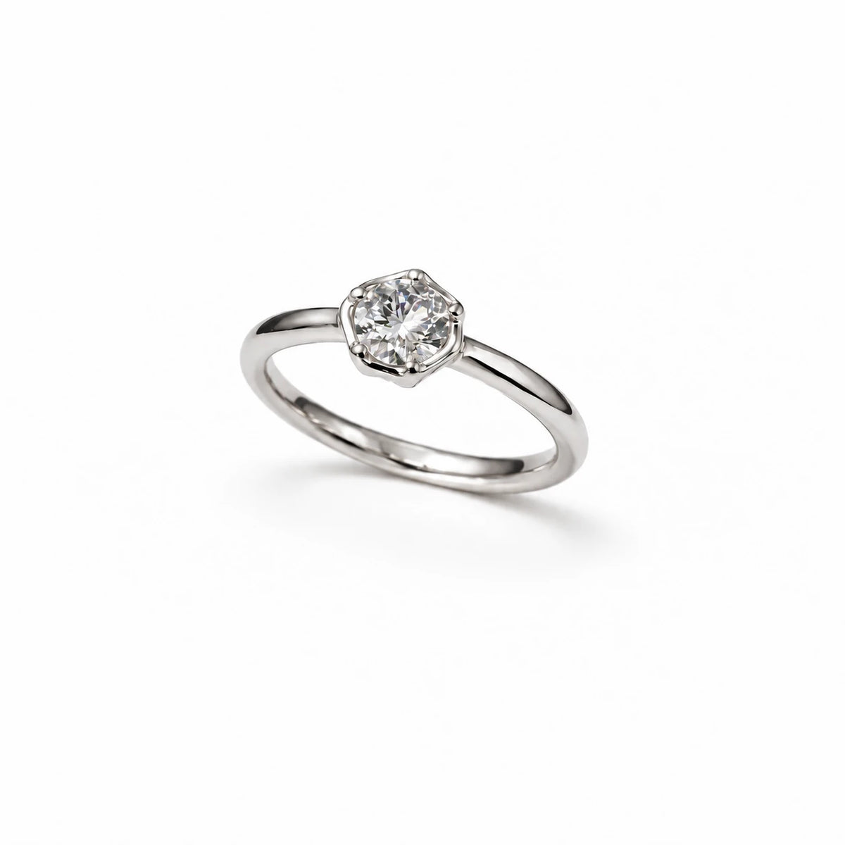 Petersen Jewels Stella ring i 14 kt hvidguld med 0,75 ct round cut labgrown diamant set fra vinkel [ai-redigeret]
