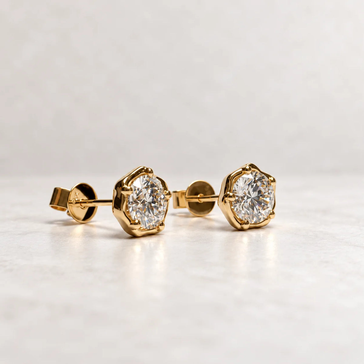 Petersen Jewels Stella runde diamantørestikker med 2 x 0,75 ct labgrown diamanter i organisk guldfatning, frontdetalje [ai-redigeret]