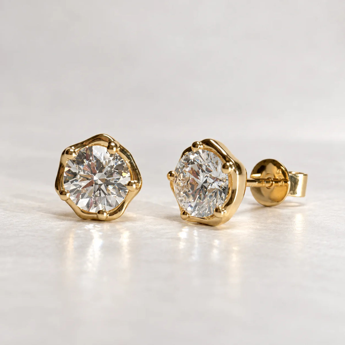 Stella 14 kt guld ørestikker med to runde labgrown diamanter på hver 0,75 ct, fotograferet forfra [ai-redigeret]
