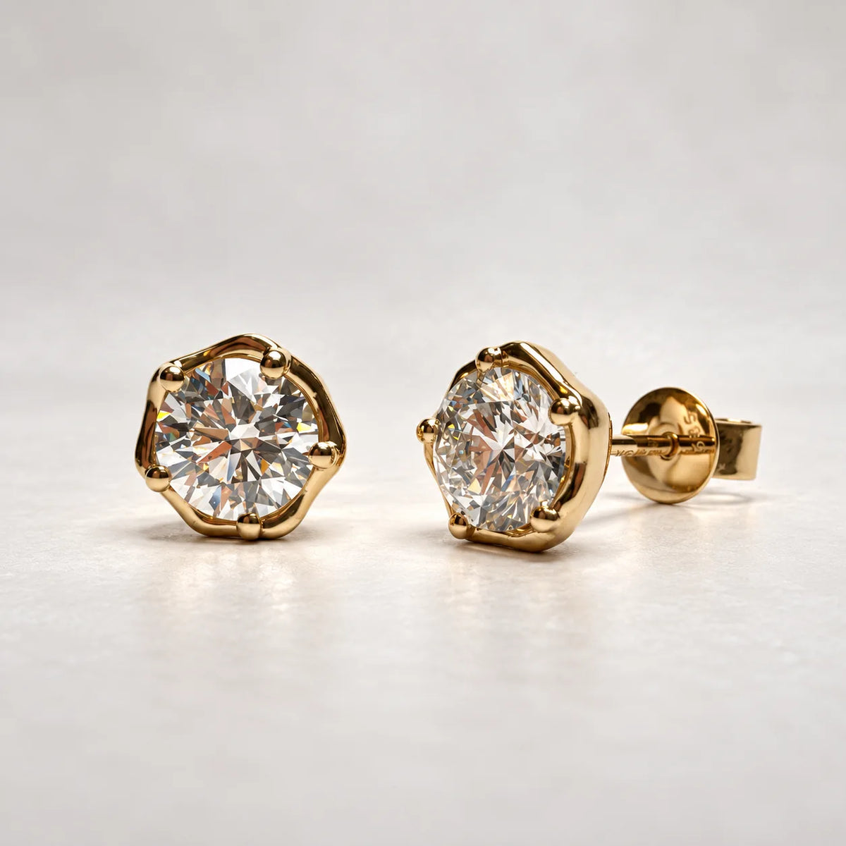 Petersen Jewels Stella rustikke ørestikker i 14 kt guld med 2 x 0,75 ct rundslebne labgrown diamanter, skrå vinkel [ai-redigeret]