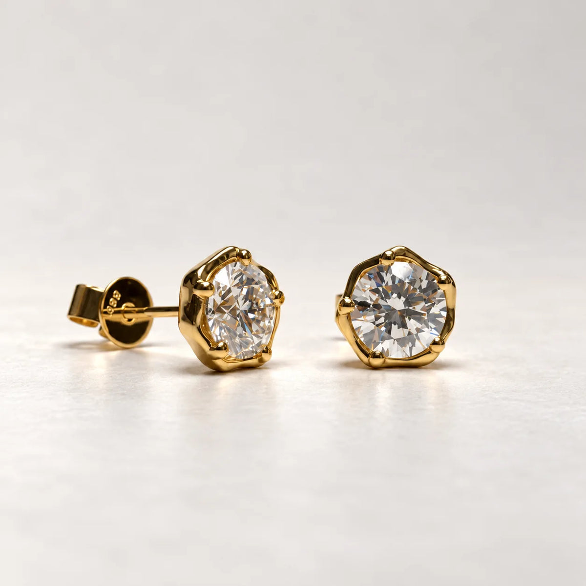 Petersen Jewels Stella ørestikker i 14 kt guld med seksgriber-inspireret rustik fatning og synlig ørestift, lav sideprofil [ai-redigeret]
