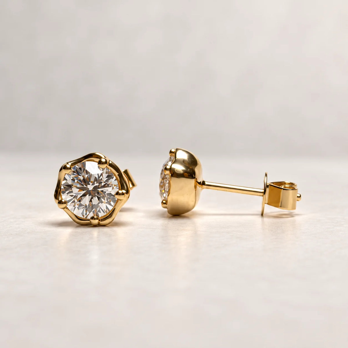 Stella diamantørestikker fra Petersen Jewels i 14 kt guld med rund labgrown diamant og stift, set fra siden [ai-redigeret]