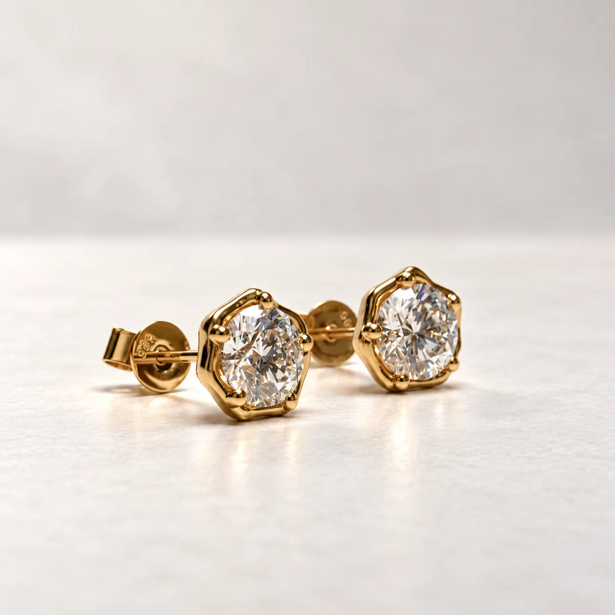 Petersen Jewels Stella ørestikker med 1,50 ct labgrown diamanter i alt og organiske guldfatninger, skrå visning [ai-redigeret]