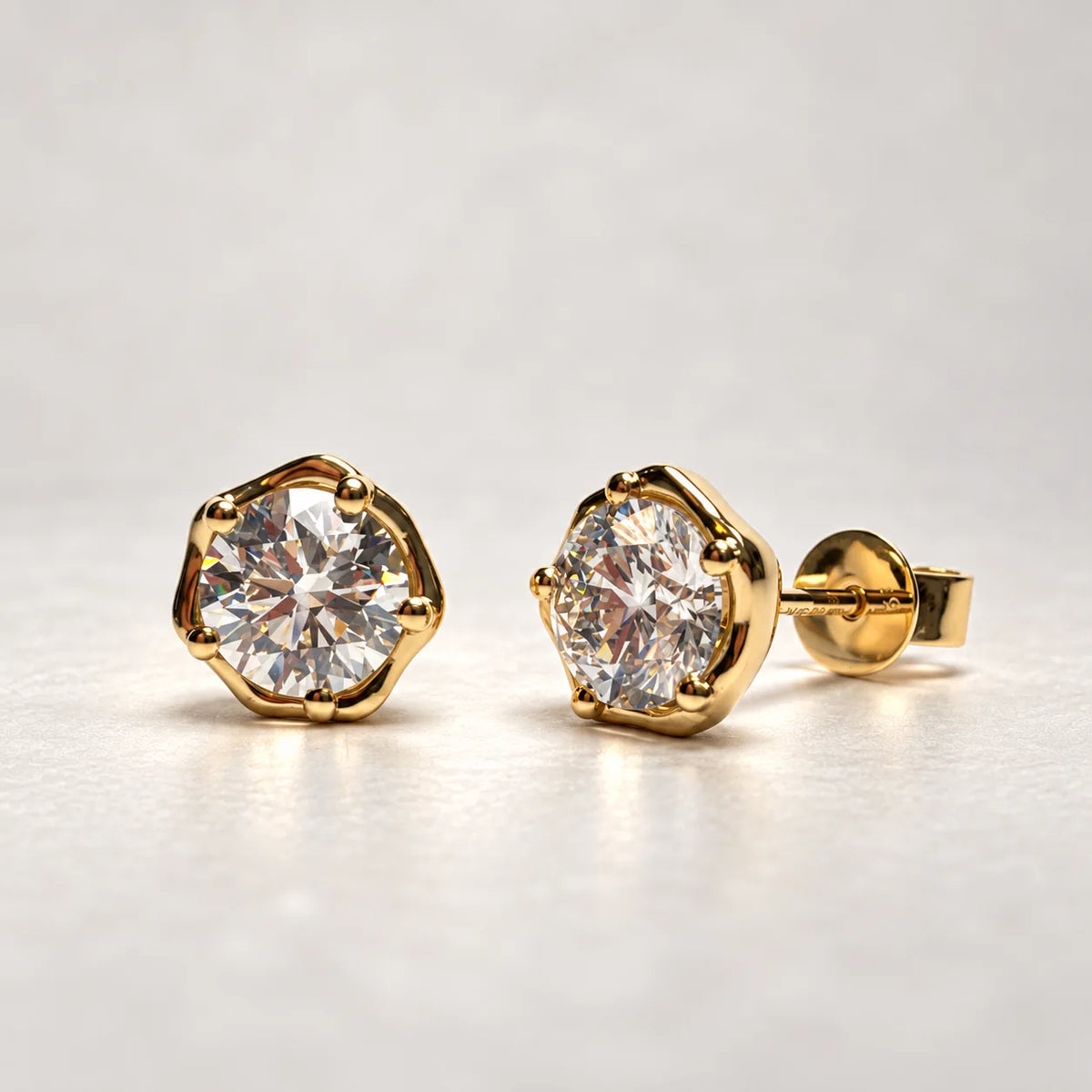 Stella diamantørestikker i 14 kt guld med 1,50 ct labgrown diamanter i alt, detaljeret skråvinkel [ai-redigeret]