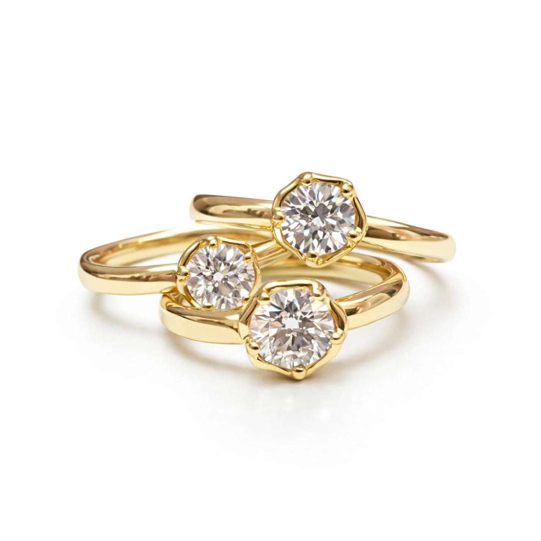 Petersen Jewels rustikke guldringe med labgrown diamanter arrangeret samlet på lys baggrund