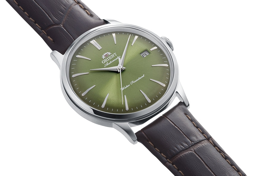 Orient Bambino RA-AC0029E vist fra siden med grøn urskive, dato og brun læderrem