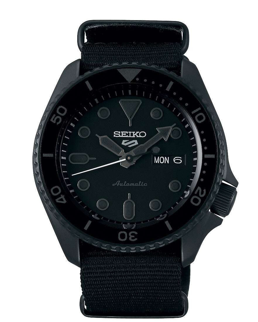 Seiko 5 Sports SRPD79K1 Street Style automatisk herreur med sort urskive, sort NATO-rem, kaliber 4R36, Hardlex glas og 10 bar vandtæthed.
