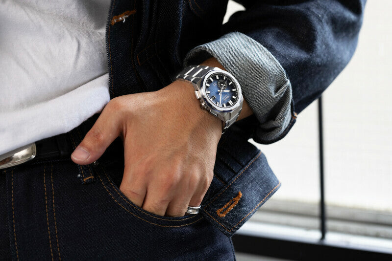 Seiko Astron SSJ023J1 titaniumsur med blå urskive i brug