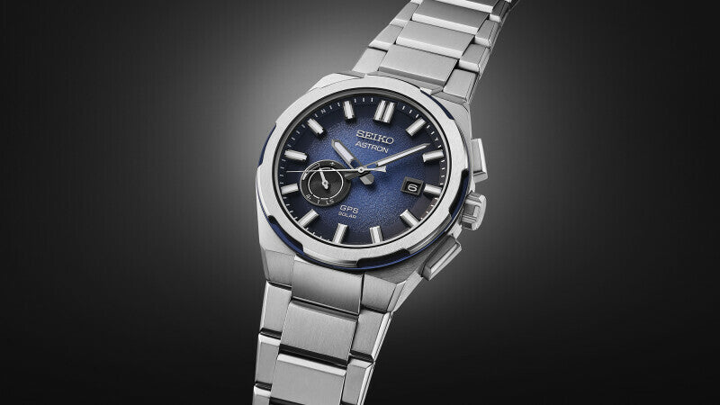 Seiko Astron SSJ023J1 GPS Solar titaniumsur set fra vinkel