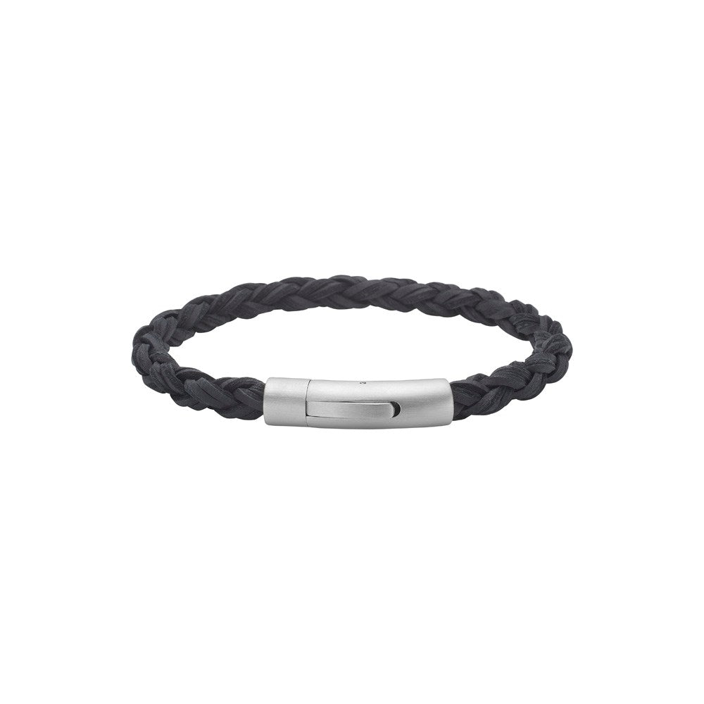 SON of NOA herrearmbånd i sort ægte kalveskind med rundflettet læderstruktur, 6 mm bredde og 21 cm længde. Klassisk, smalt læderarmbånd med maskulint design, der kan kombineres med armbåndsure og andre smykker.