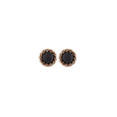 ZEEZEN bronze ørestikker med snoet cirkelformet design og sorte lavaperler på 8 mm på hvid baggrund.