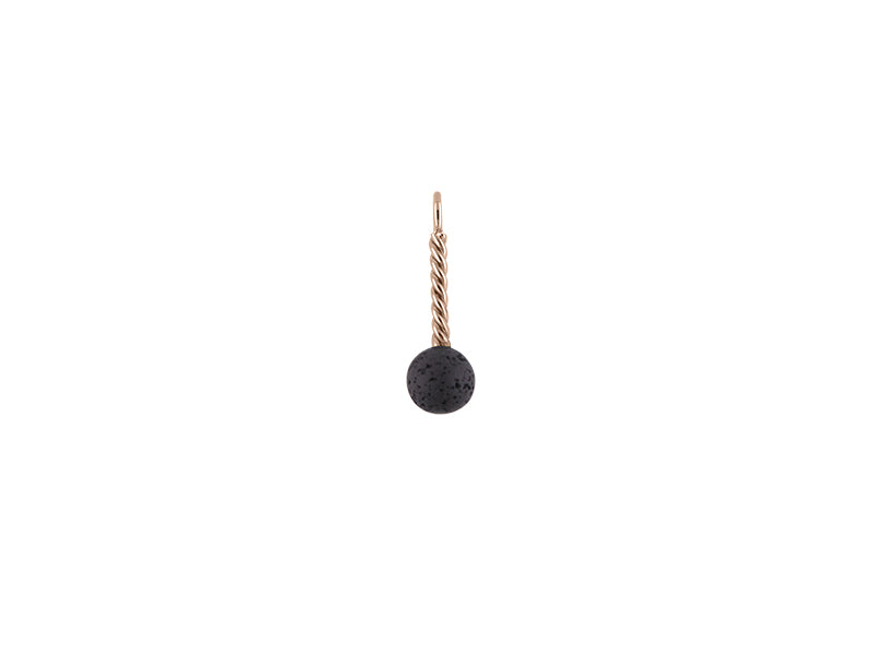 ZEEZEN bronzevedhæng med snoet poleret design og 12 mm sort lavaperle på hvid baggrund.