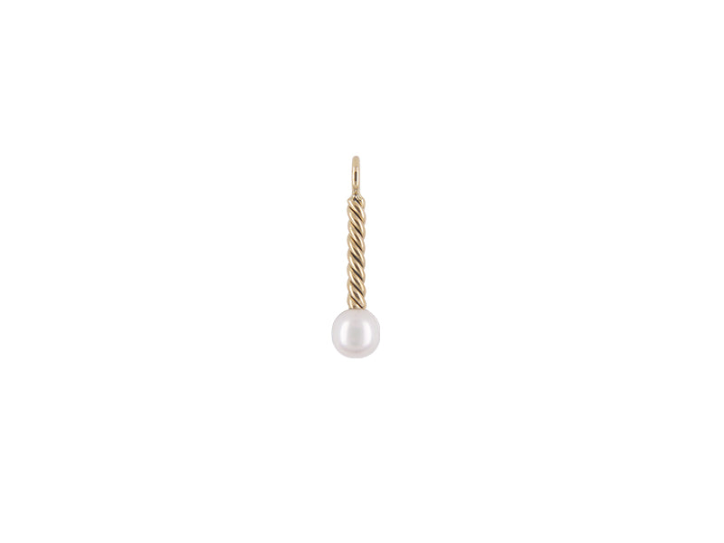 ZEEZEN messingvedhæng med snoet poleret design og hvid rund perle på 8-8,5 mm på hvid baggrund.