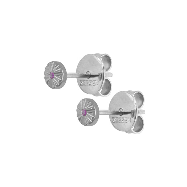 ZEEZEN ørestikker med pink safirer set fra bagsiden med ørestik og lås samt poleret rundt design på hvid baggrund.