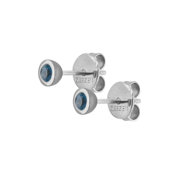 ZEEZEN ørestikker med poleret rundt design og Swiss Blue topaser på 2 x 3 mm på hvid baggrund.