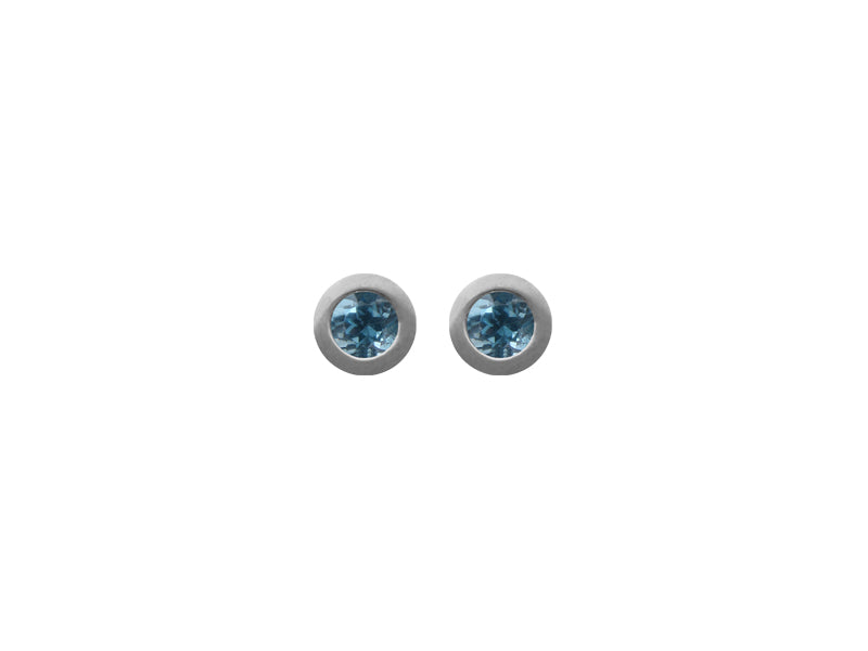 ZEEZEN ørestikker med poleret rundt design og Swiss Blue topaser på 2 x 3 mm på hvid baggrund.