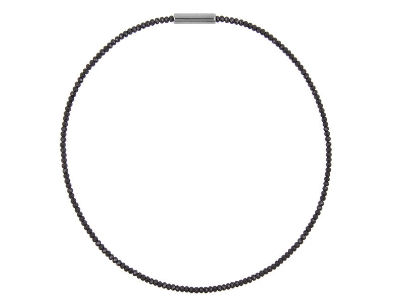 ZEEZEN perlehalskæde med 3 mm sorte spinelperler og poleret barrel lock på 42 cm på hvid baggrund.