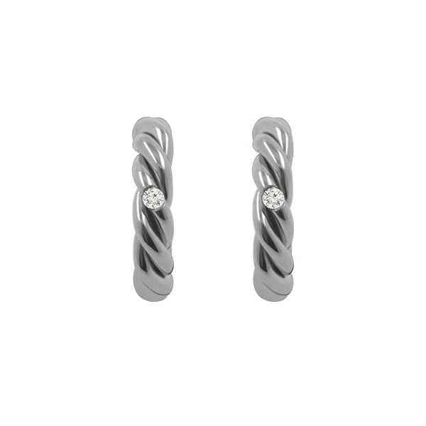 ZEEZEN titanium creol ørestikker med poleret snoet design og små hvide lab grown diamanter set forfra på hvid baggrund.