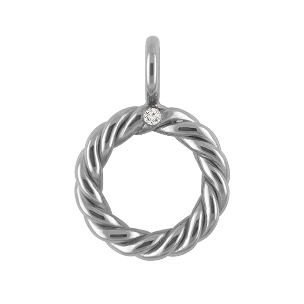 Nærbillede af ZEEZEN titanium vedhæng med rund snoet form, ophæng og lille hvid lab grown diamant.