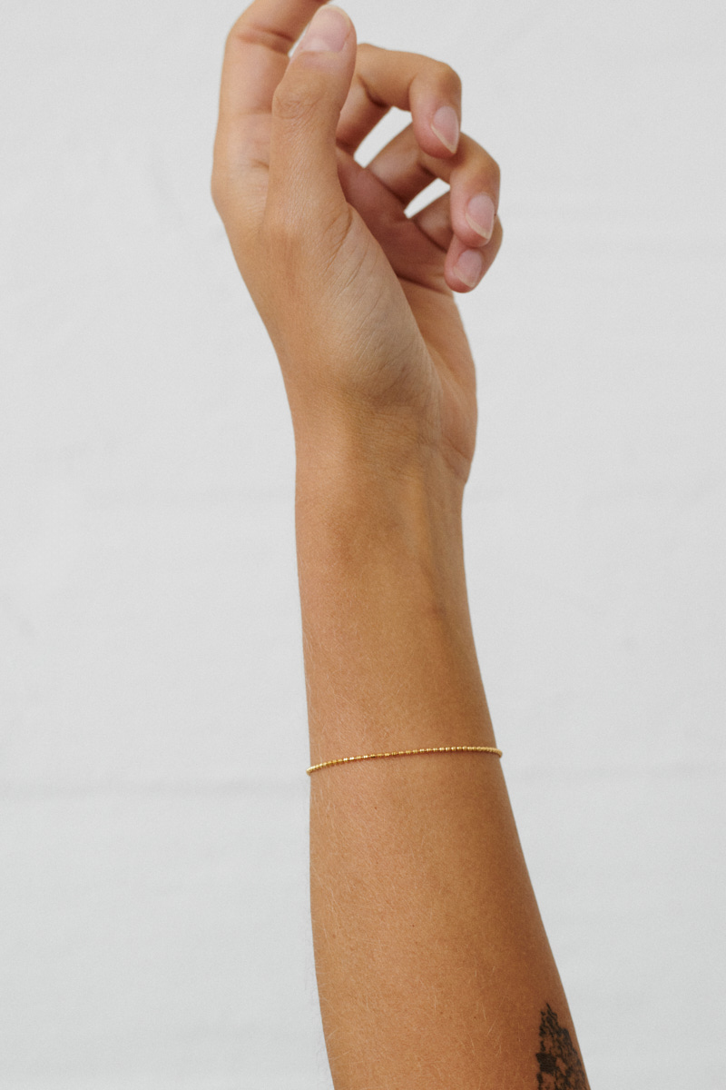 Pernille Corydon Nelly Bracelet: Subtilt armbånd, der fanger lyset smukt. Findes i både sølv og forgyldt sølv, med justerbar længde fra 16 til 19 cm, lavet med certificeret genbrugssølv.